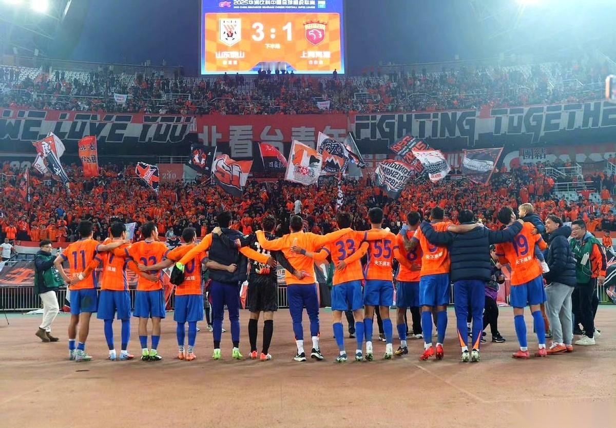 赢了三年没赢过的对手，大雷赛后第一件事，是求俱乐部给换块好点的草皮。
就这事儿，