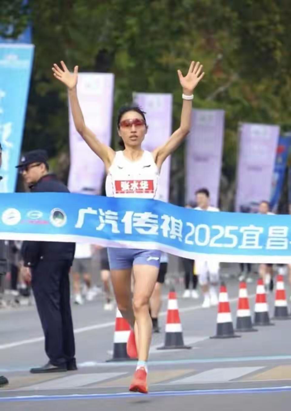 曾获“最快女护士”称号的选手复出即巅峰，在近日全马赛事中强势夺冠！赛道上她步履不