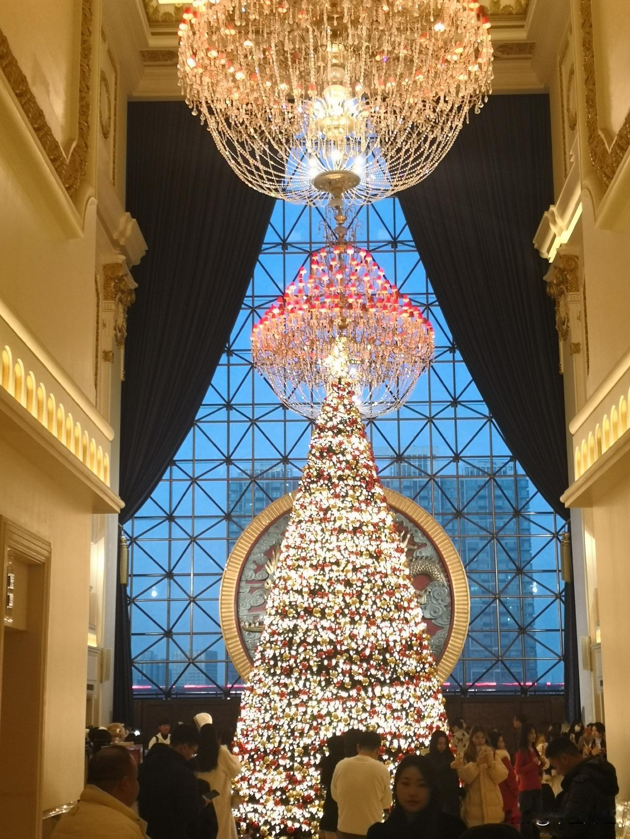 记录孩子的点点滴滴2024年12月25日，与孩子们共渡圣诞节的场景。豪华，庄重又