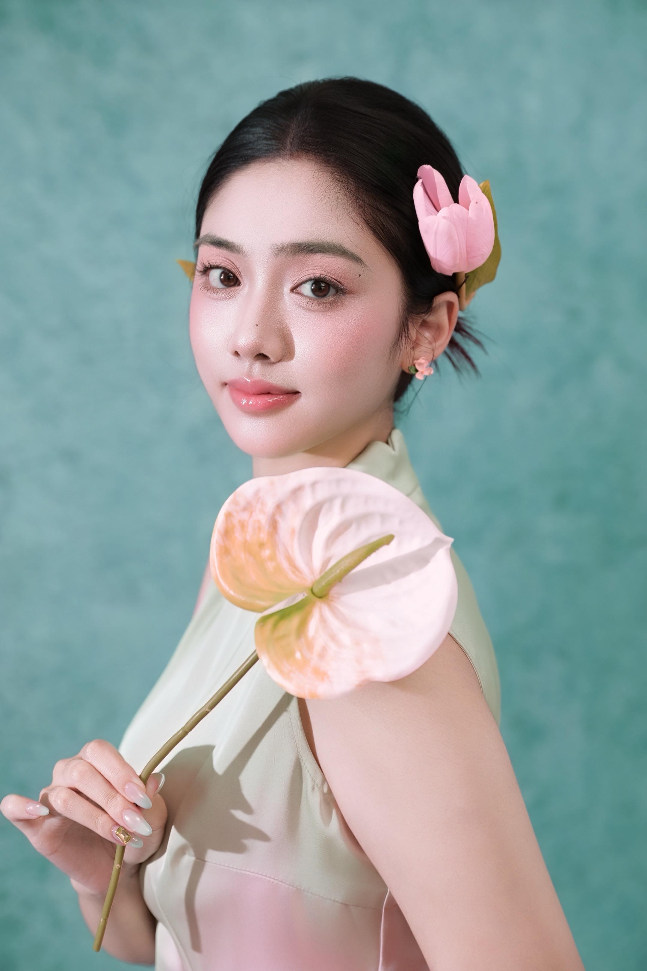 粉风吹袖酿青雨，嗅簪桃花一簇春。