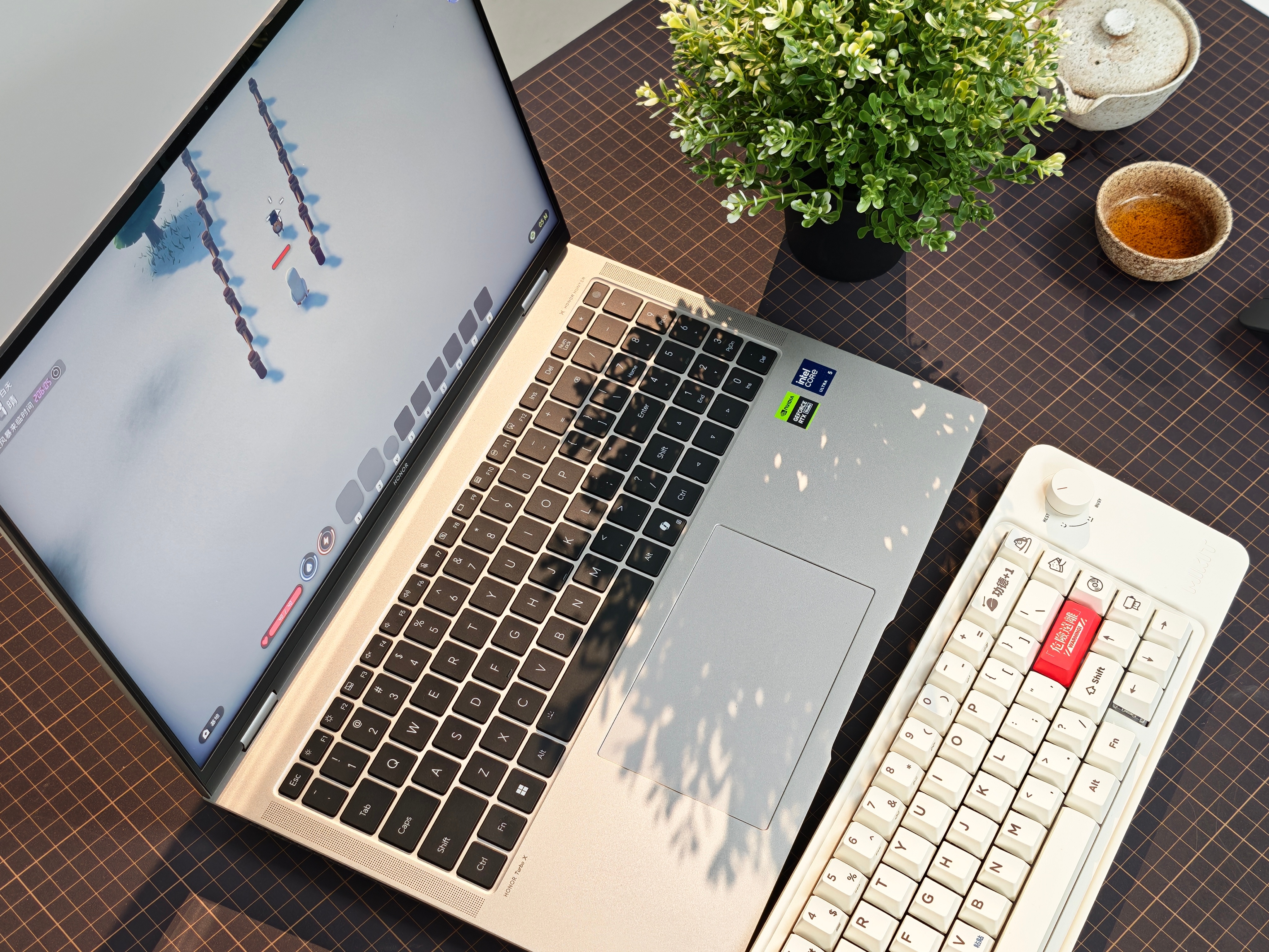 今天下雨，窝在工作室用荣耀MagicBook Pro玩逃离鸭科夫[酷]用性能本最