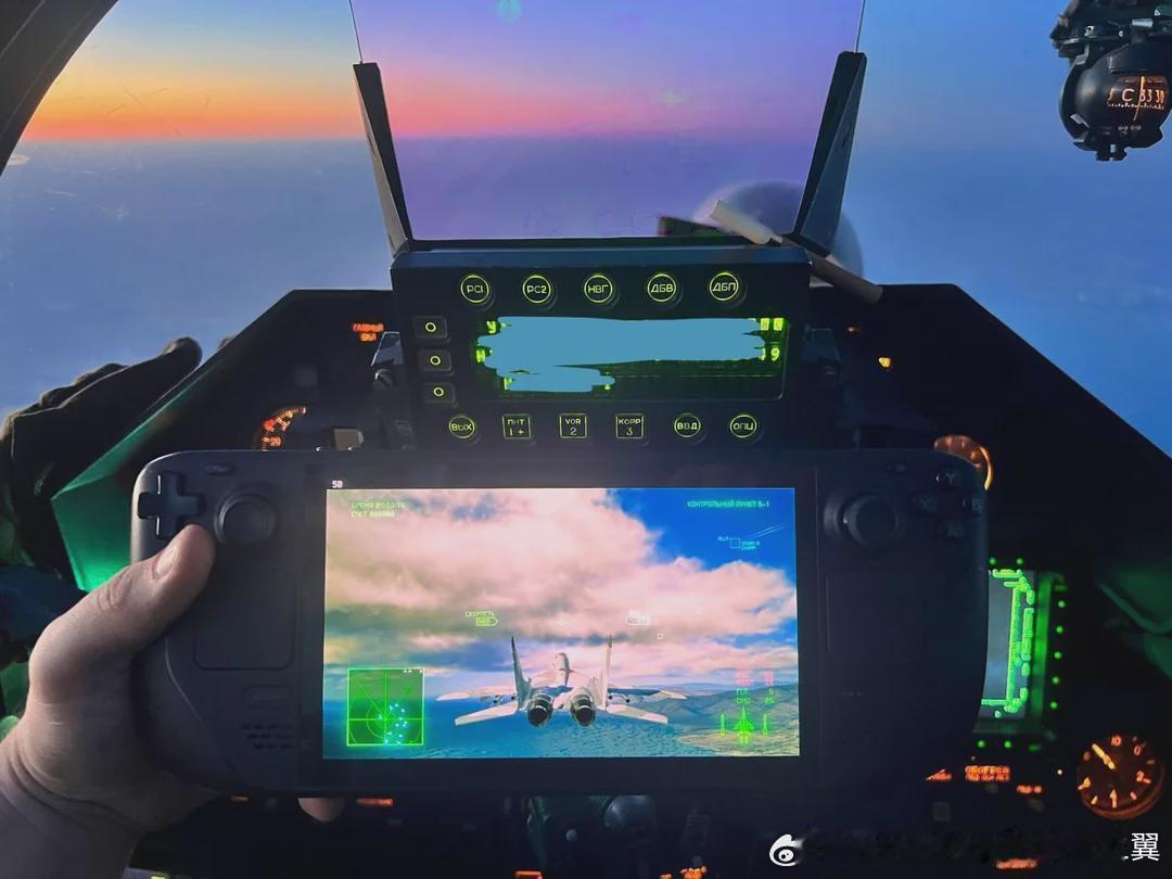 苏-30SM的飞行员用他的Steam Deck在空中玩皇牌空战7。 