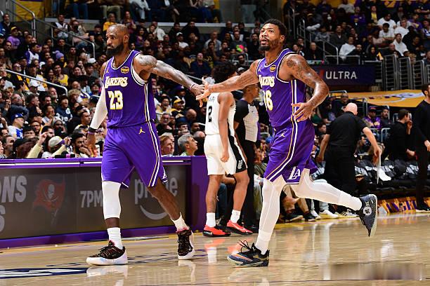 明天湖人伤病报告：詹姆斯没有在伤病名单，预计出战。斯玛特（右脚踝）出战成疑，海斯