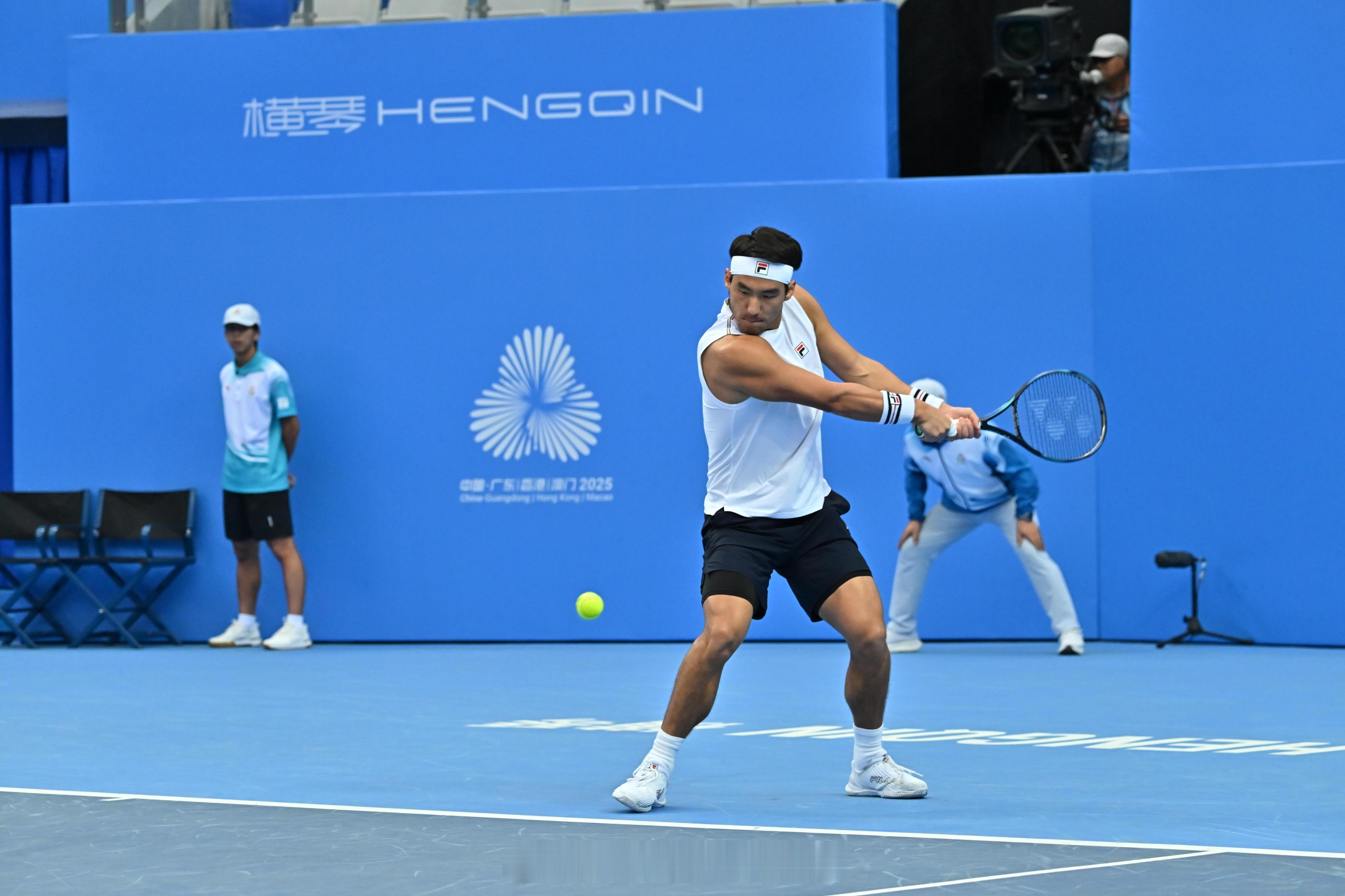 网球单打首日部分赛果🎾男单：张之臻6-0/6-0周洺舟布云朝克特6-1/6-2