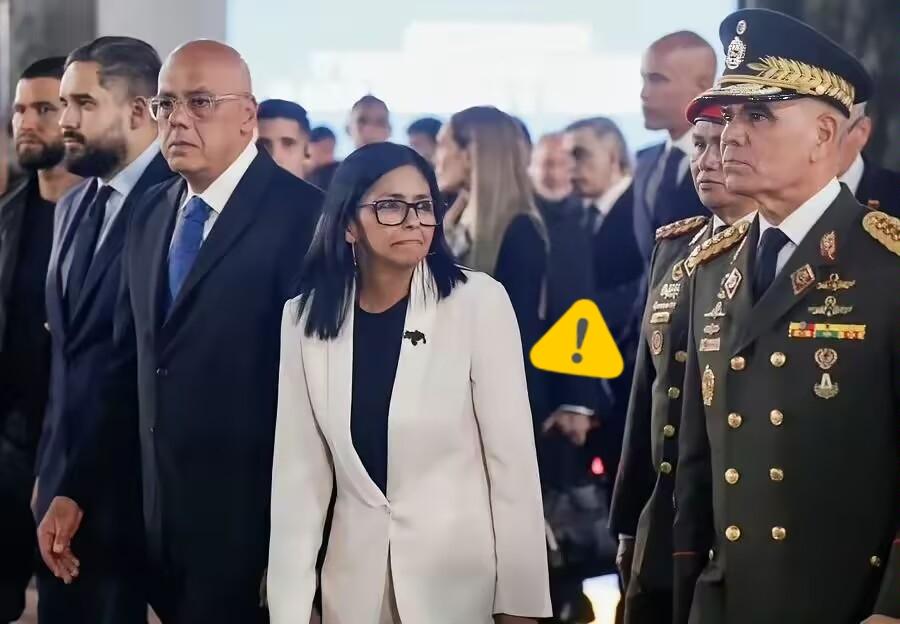 委内瑞拉代理总统德尔西·罗德里格斯解除了国防部长弗拉基米尔·帕德里诺·洛佩斯的职