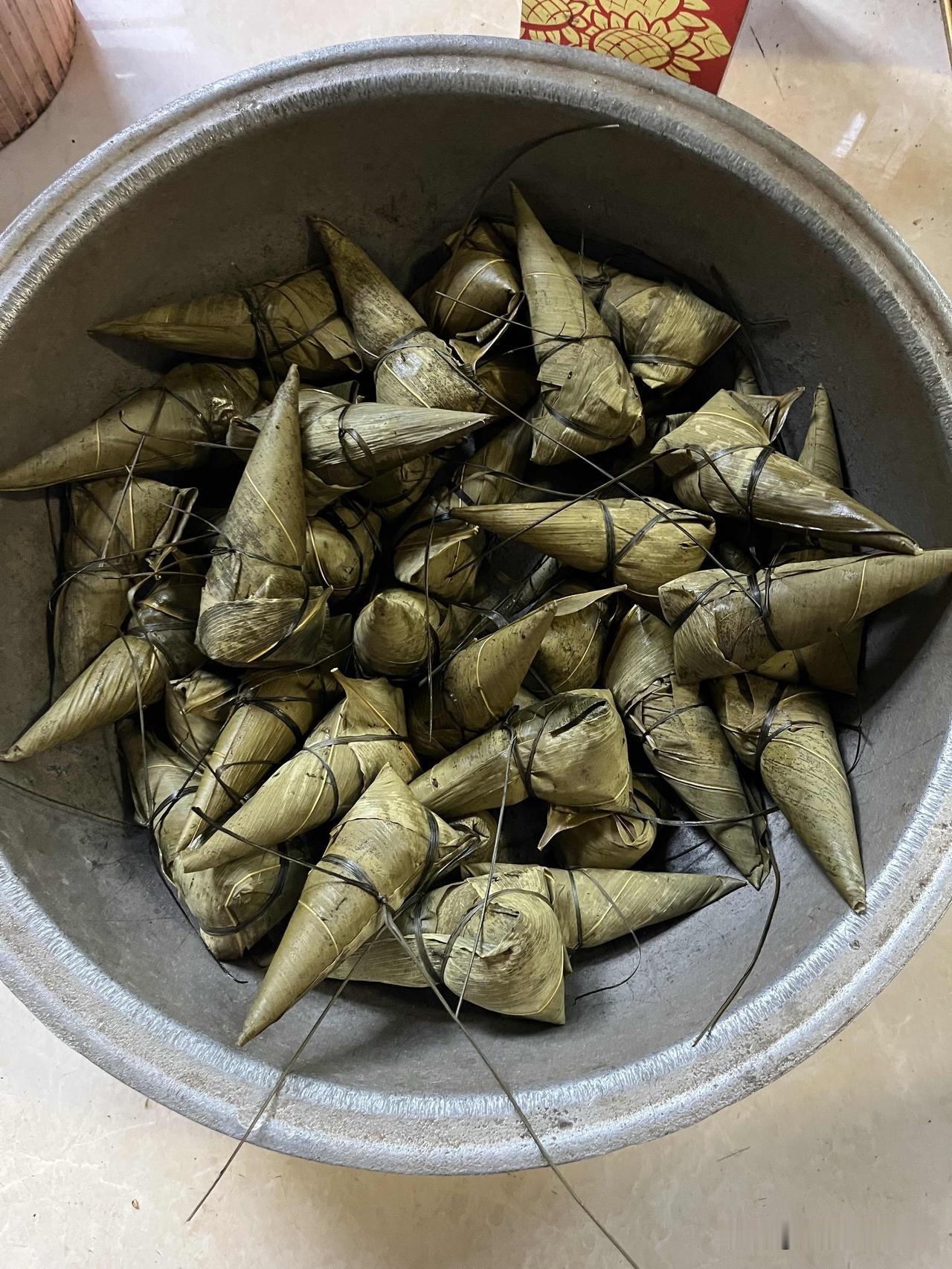 各位粉丝朋友，今天我已乘坐高铁从四川回到家乡湖南娄底了，下午做了三件事：

1、