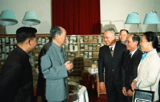 1973年，毛主席说要从军队中选出一名副主席，周总理毫不犹豫说出一个人的名字，毛