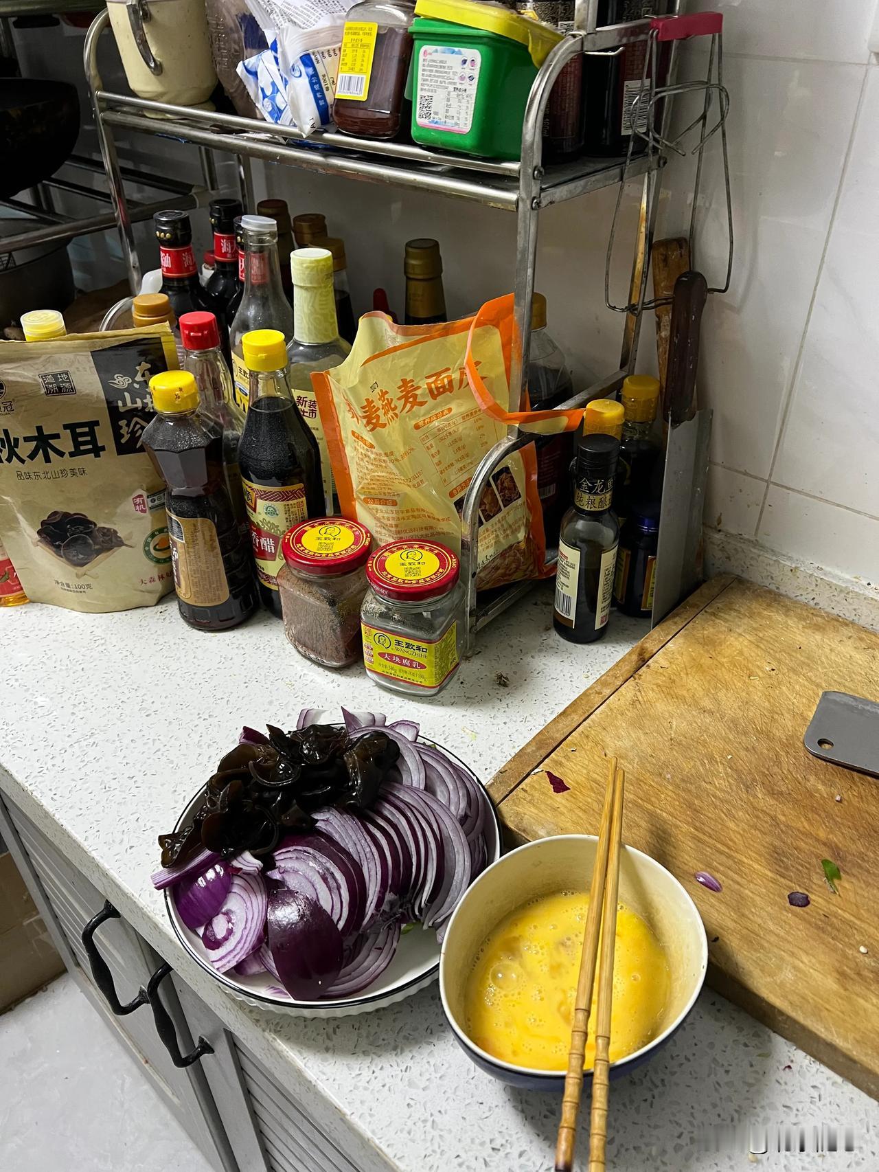 早晨起来炖了一个豆泡儿，炒了一个菜，带了点儿粥一会出车干活去[呲牙]家常便饭！ 