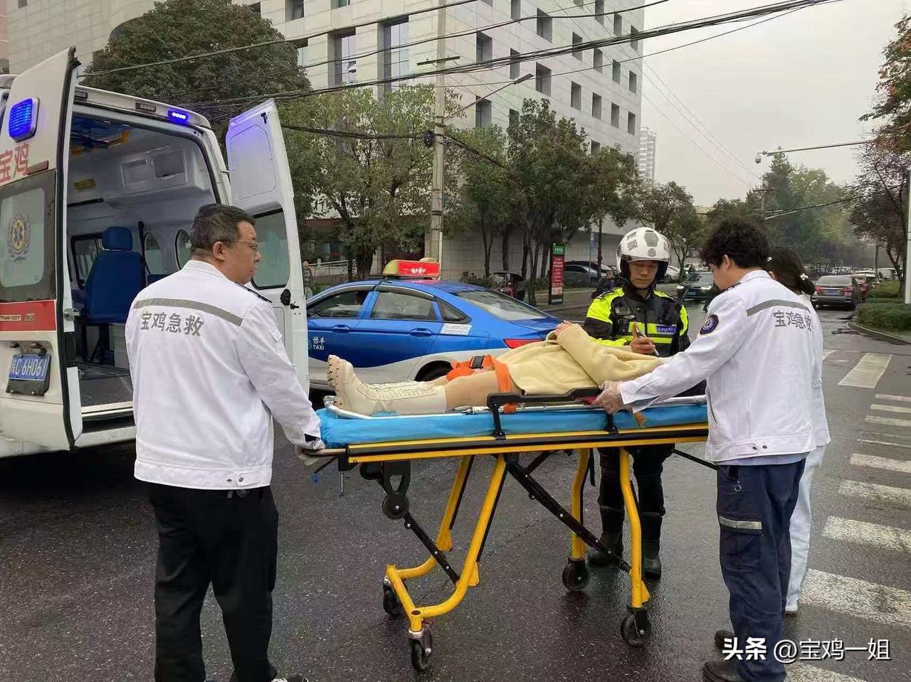 2025宝鸡马拉松陕派摇滚演唱会10月24日晚在宝鸡体育场热血开唱。渭滨大队铁骑