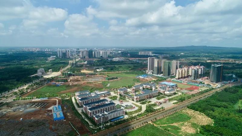 校长由“教育专家”变成教师的盟友，变为实干家，只需要让他带几节课！
我校校长经常