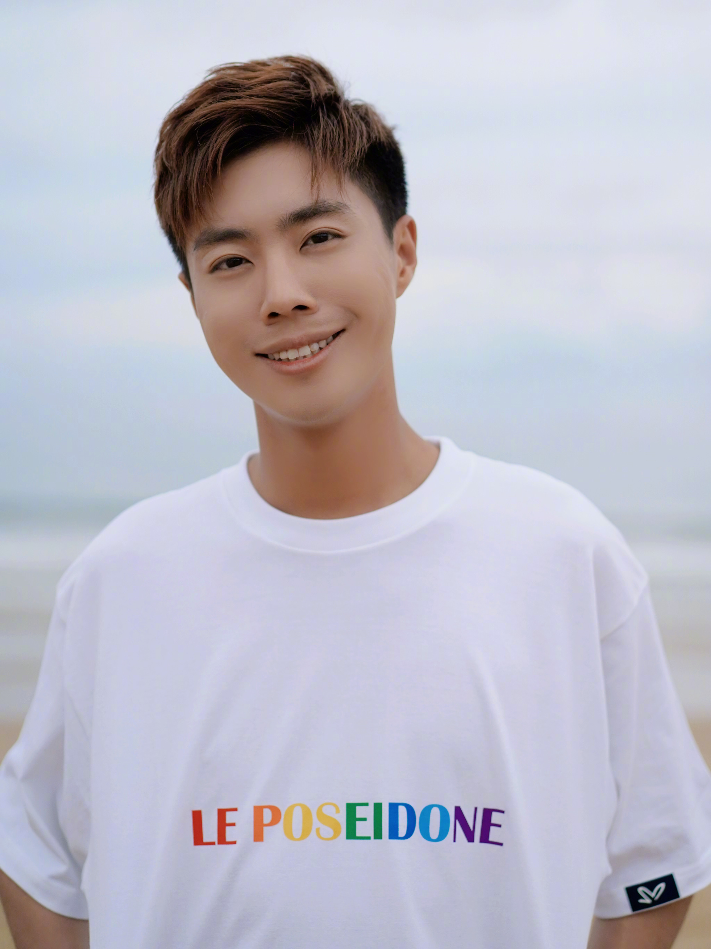 #春游季##不止旅行# 踏着细软的沙滩，听着海浪的悠扬，我来到了海边。阳光洒在脸