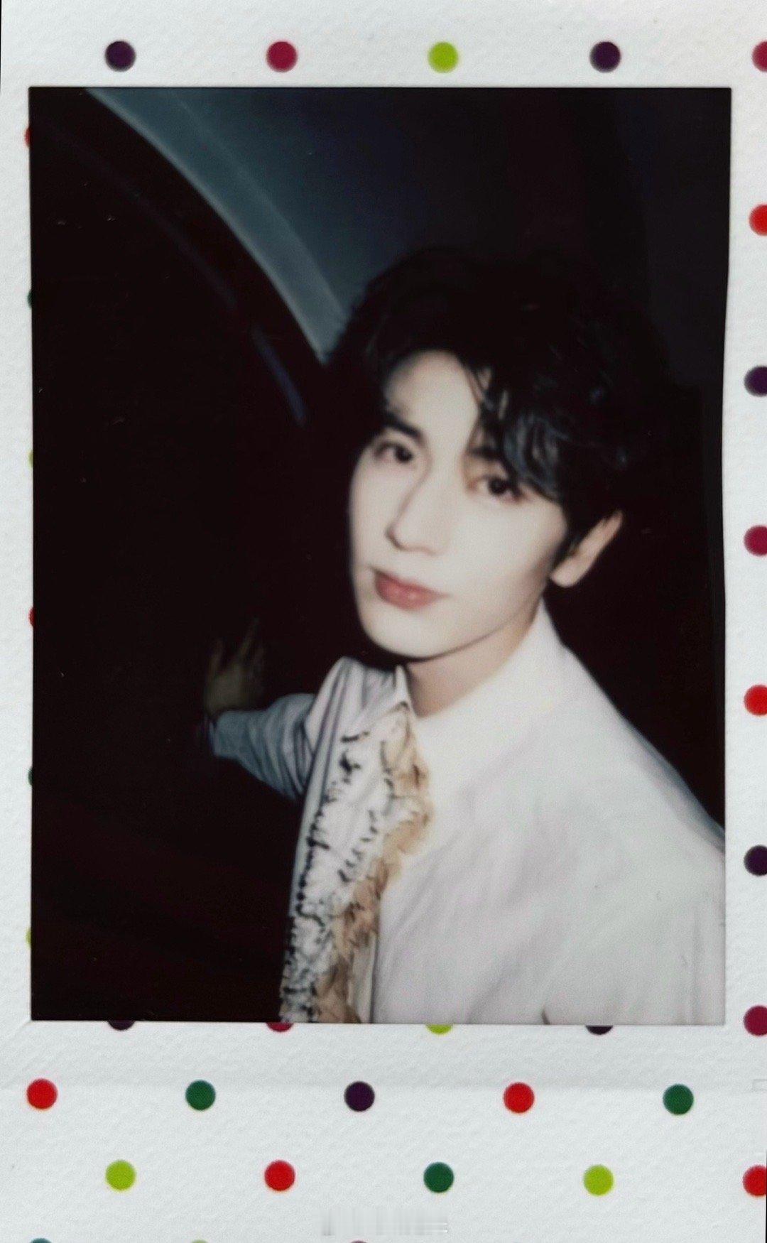 张凌赫平安夜拍立得六宫格营业，白衬衫小卷毛好萌，好宠粉，这个平安夜福利我笑纳了，