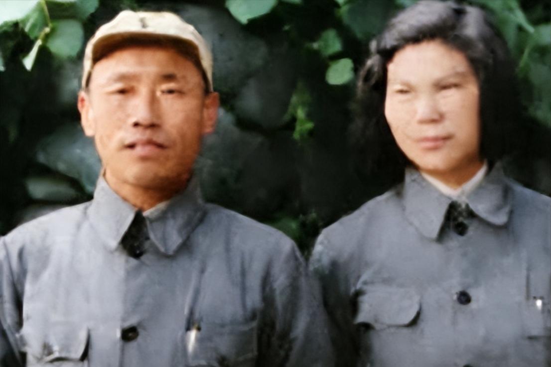 1943年，一张罕见的旧照曝光，定格了叛徒邢仁甫与“姘头”的同框画面，照片里的邢