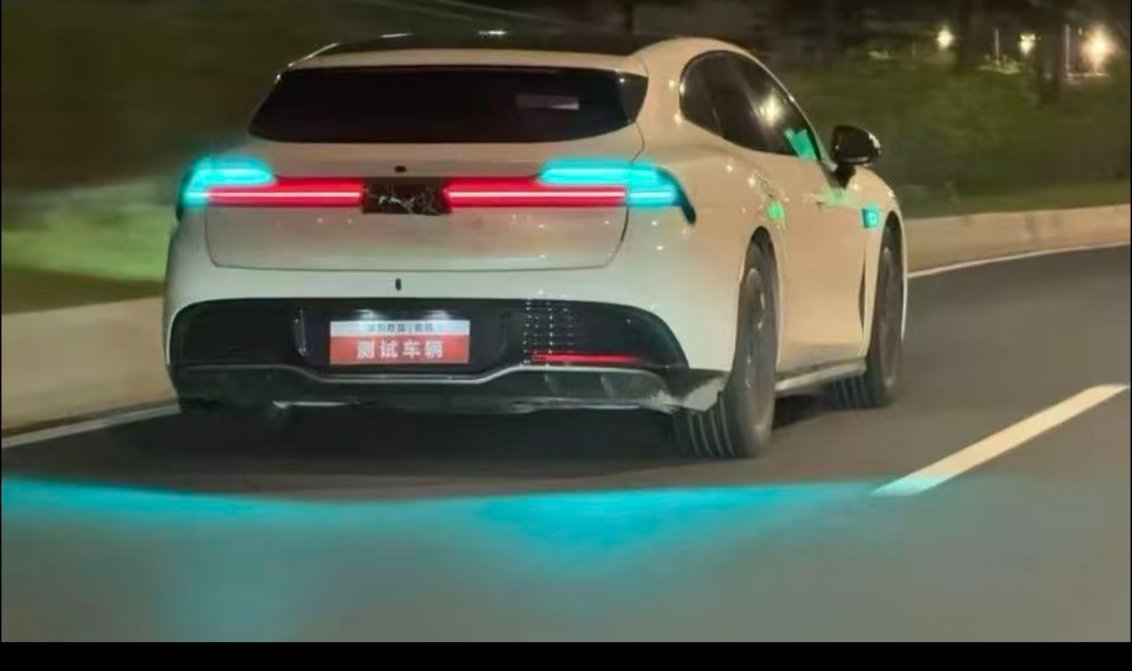 智驾小蓝灯不仅是为自己安全着想，也是为他人安全着想，开智驾亮起小蓝灯，别人就会和