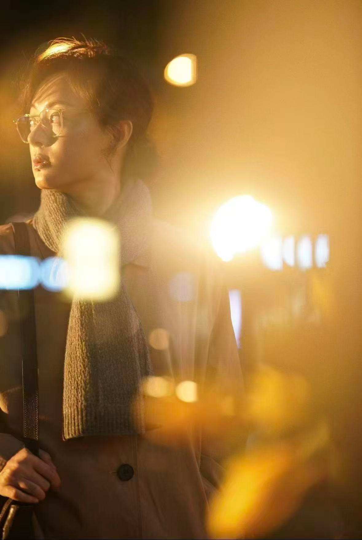  孙俪风吹头发这幕梦回一米阳光 风轻轻扬起孙俪的发丝，清冷又温柔的气质扑面而来，