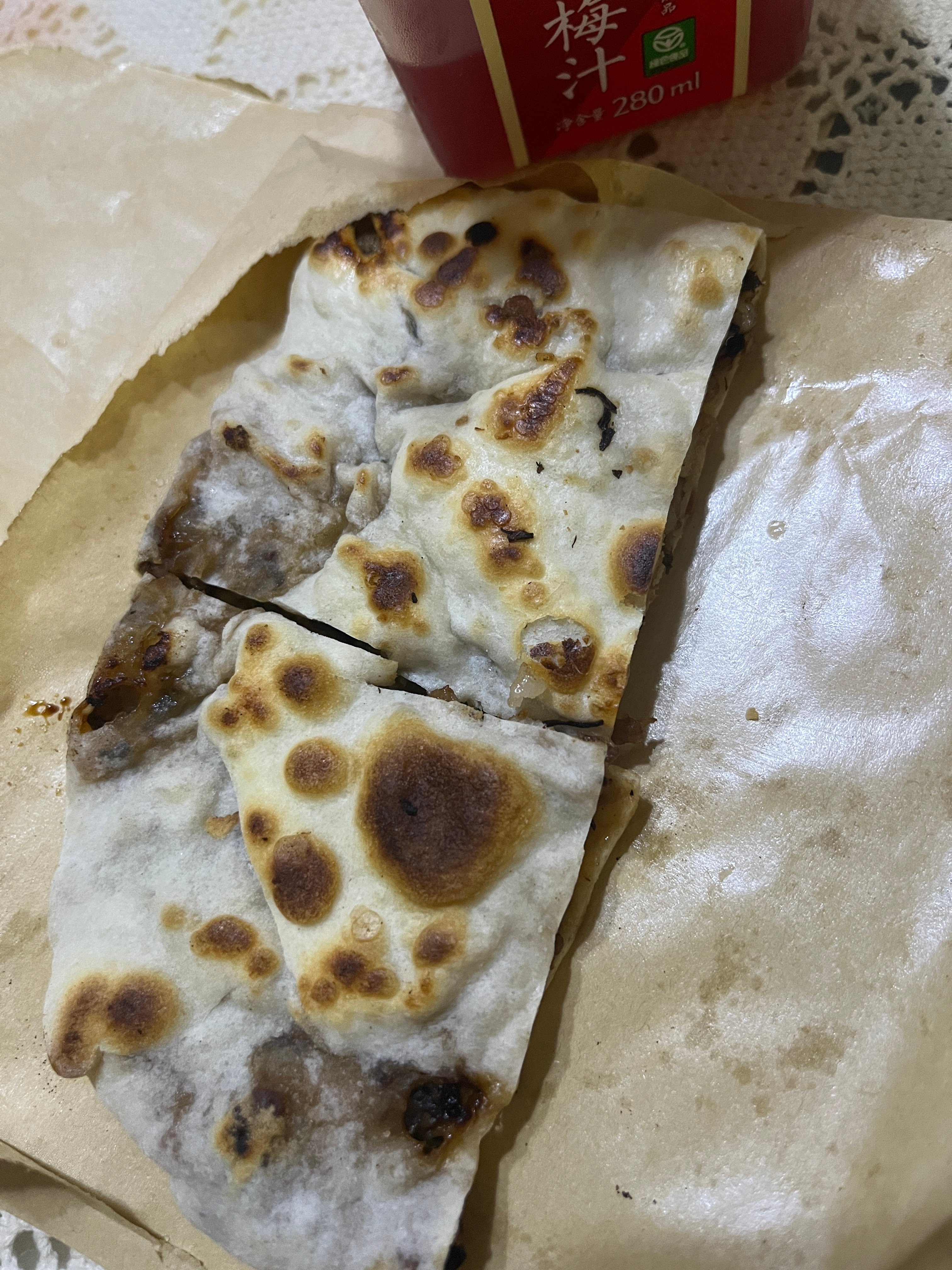 今天的早饭是室友买的方饼吃了半个饱了😋这么热的天必须配冰杨梅汁啊什么三伏天不吃