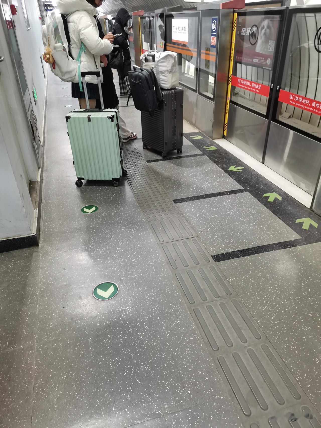 北京今天下着大雪。北京地铁上的姑娘光着腿，提着箱子准备回家。
北京鹅毛大雪漫天飞