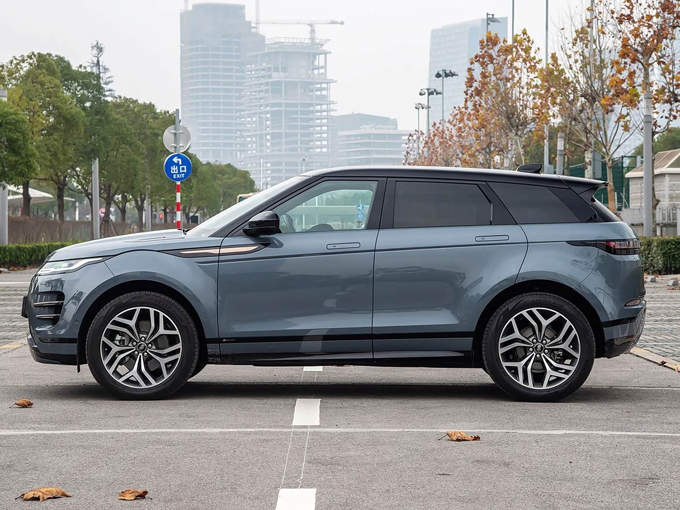 好车分享 我之前一直以为路虎极光就一代，一直在改款，没换代过，但我貌似错了，20