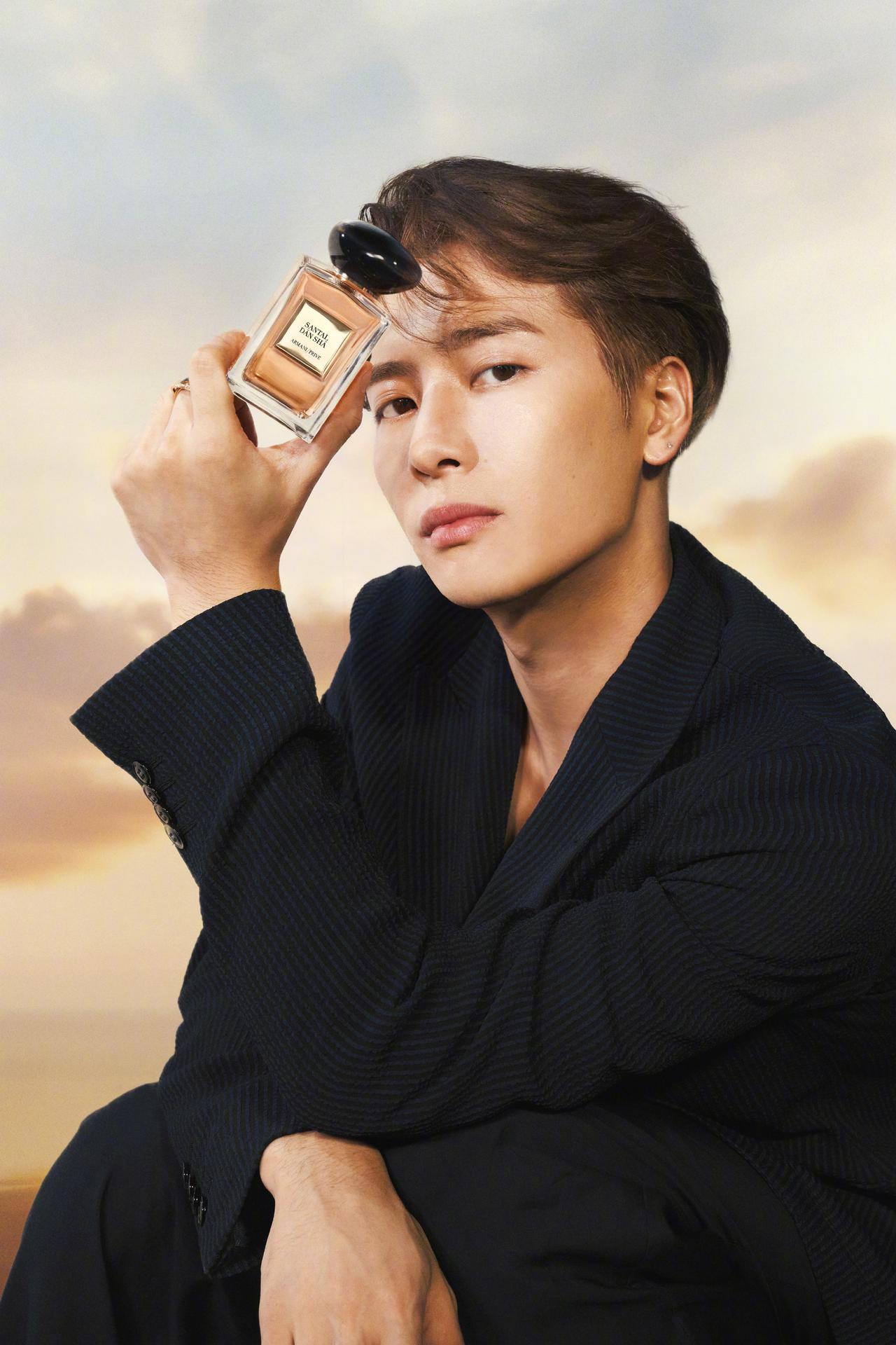 王嘉尔这人，

藏得如此深。

别光看他现在舞台上又唱又跳，

其实人家以前是职