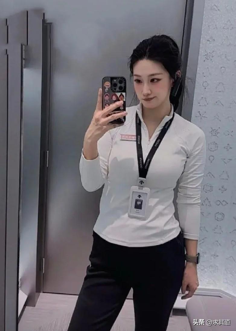 佳木斯新玛特迪桑特女销售刘J平时就是店里接待顾客的普通女孩，视频里笑起来眼睛弯弯