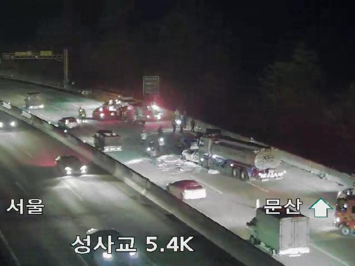 韩国首尔一高速公路发生交通事故，八车相撞，一死三重伤。

事故初步原因是一辆大型