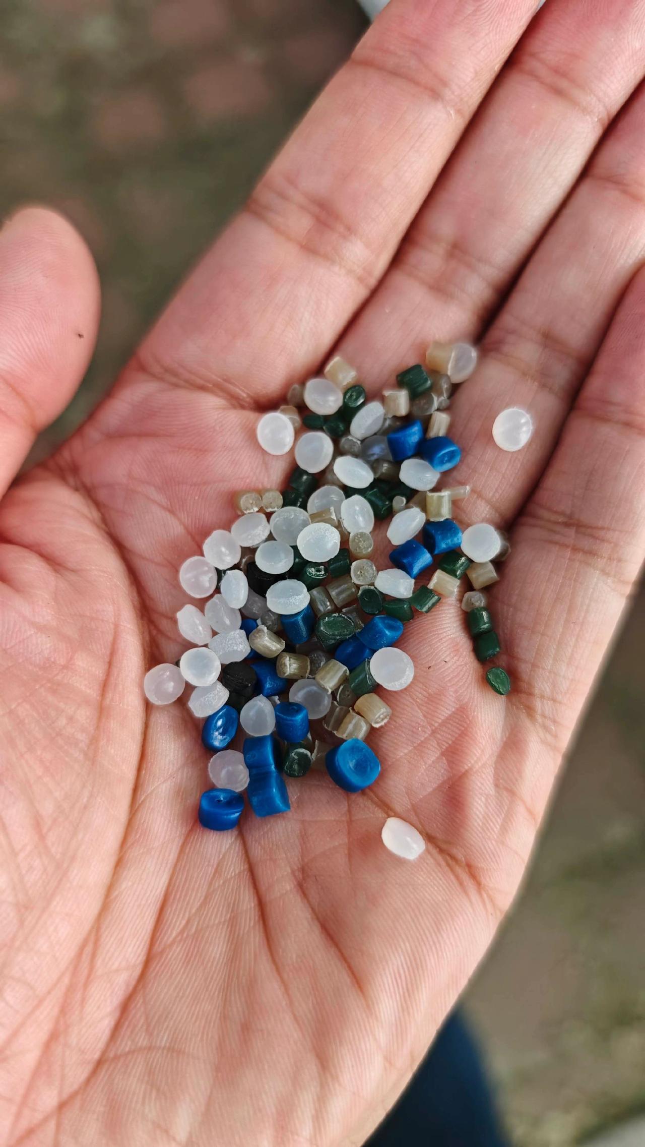 土工膜的核心作用就是防渗，常被称作工程中的“防水屏障”。它利用极低的渗透性来阻隔
