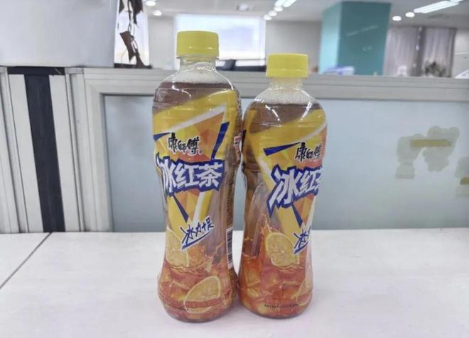 你从赵一鸣顺手拿了瓶冰红茶，结账2块2——比楼下超市便宜3毛。心里一美，感觉薅到