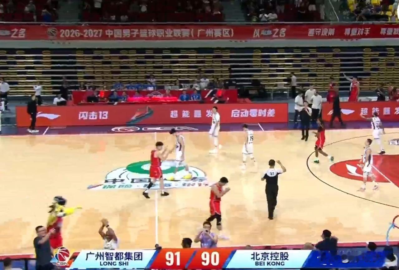 广州龙狮加时一分险胜北京控股。CBA常规赛广州龙狮迎来北京控股。双方比赛分差一直