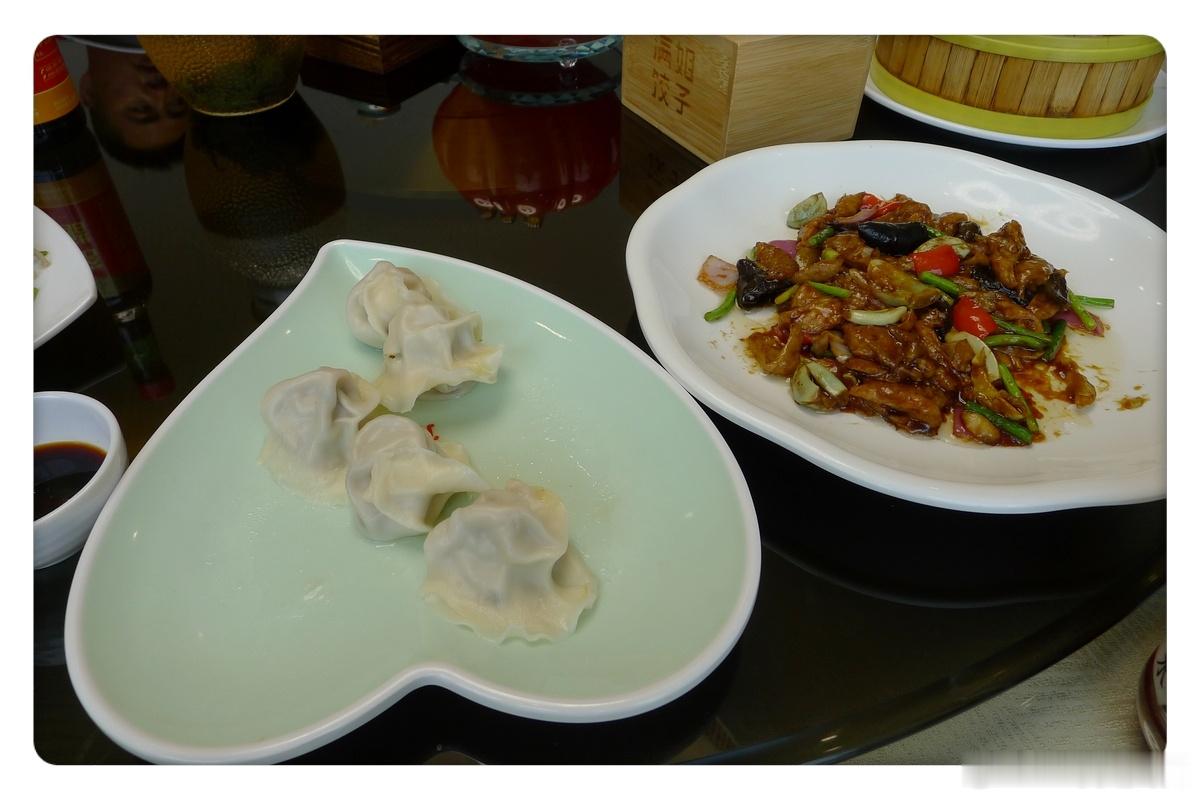 今天中午这顿饺子把我吃惊艳了，一个小时之后才想起来拍照。饺子是皮儿薄馅儿大一两五