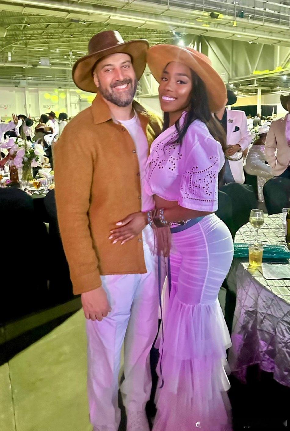 西部主题晚宴上的斯通….笑的多灿烂…没准能拿下今年最佳经理，至少也有个提名….n