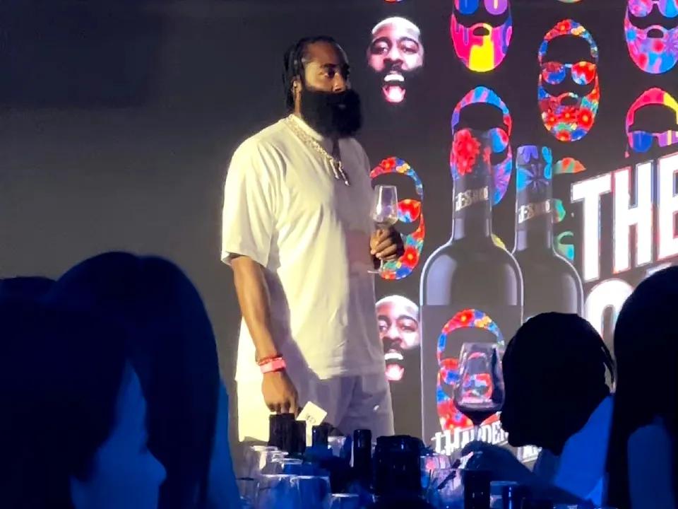 哈登的精力真是充沛，他来到中国竟然不需要倒时差，然后就马不停蹄地参加线下球迷活动