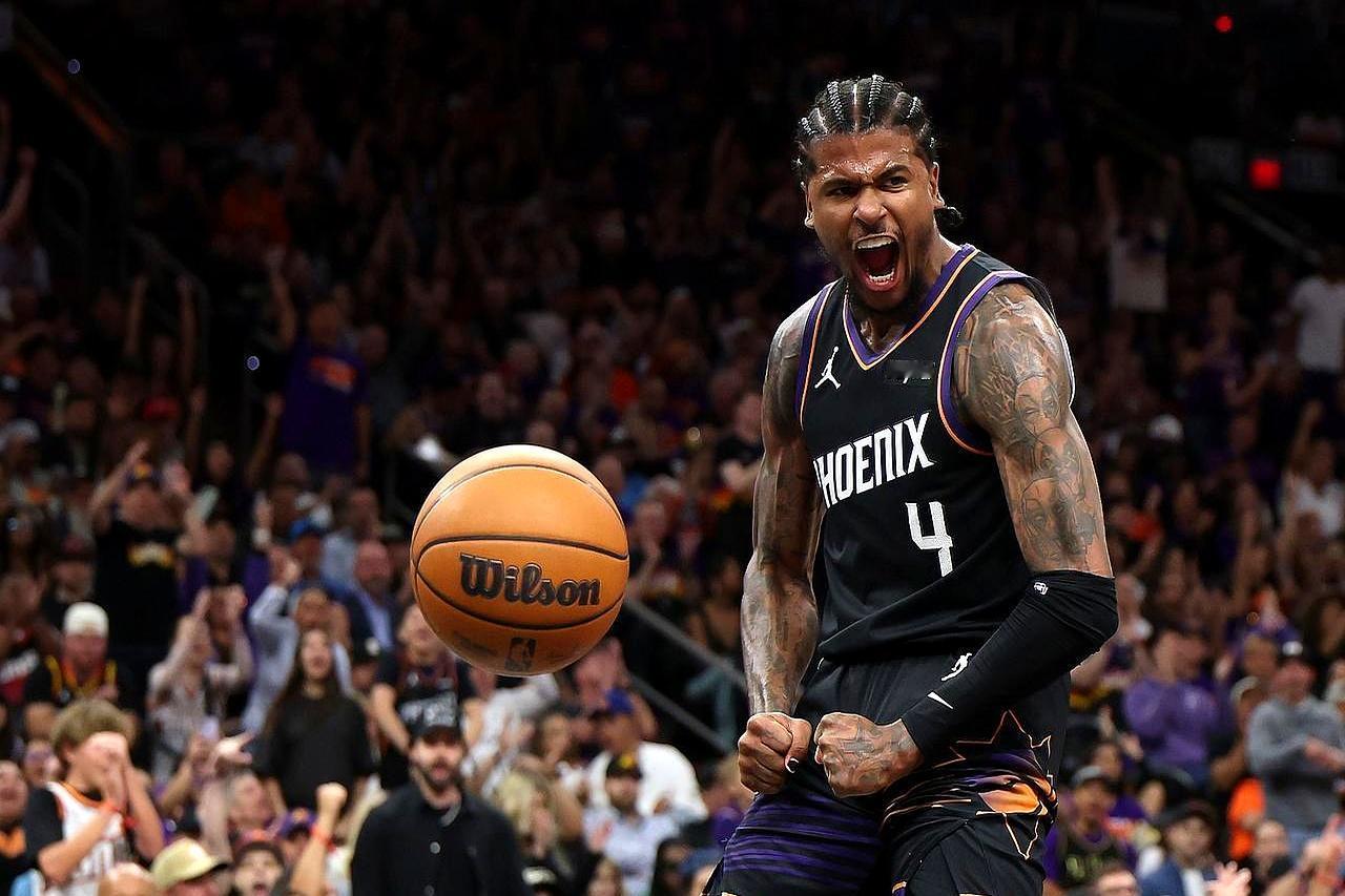 万万没想到，最后竟然是杰伦·格林强行把布克拽进了季后赛。
 

太阳111比96