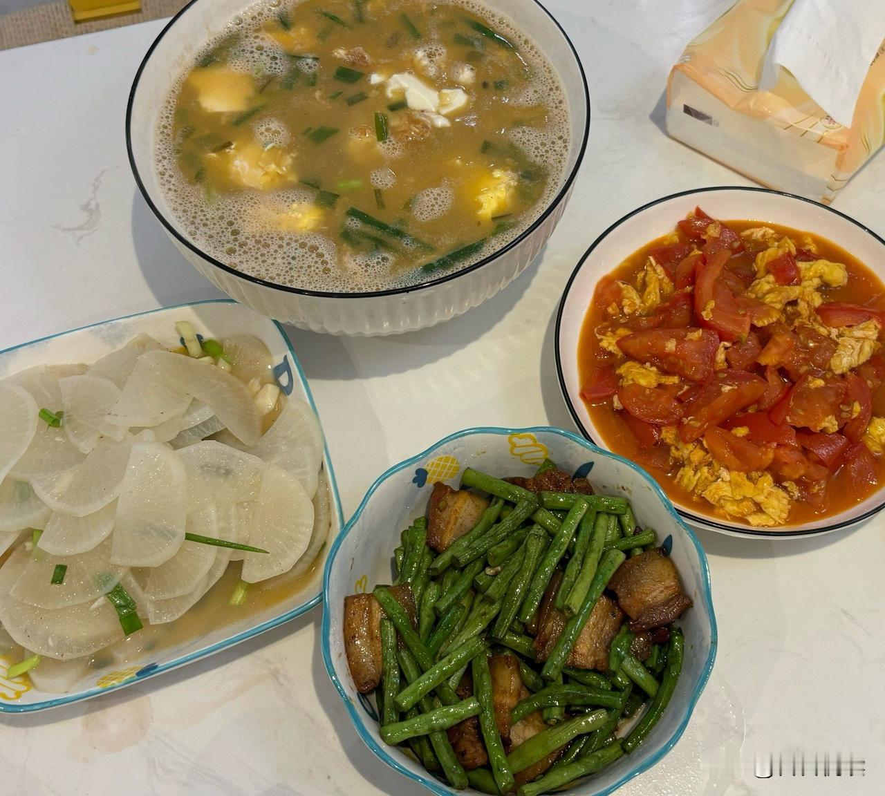 天天在家做饭的人，多半早晚要陷入一种麻木状态。早上刚揉完面团，晚上又得切菜下锅，