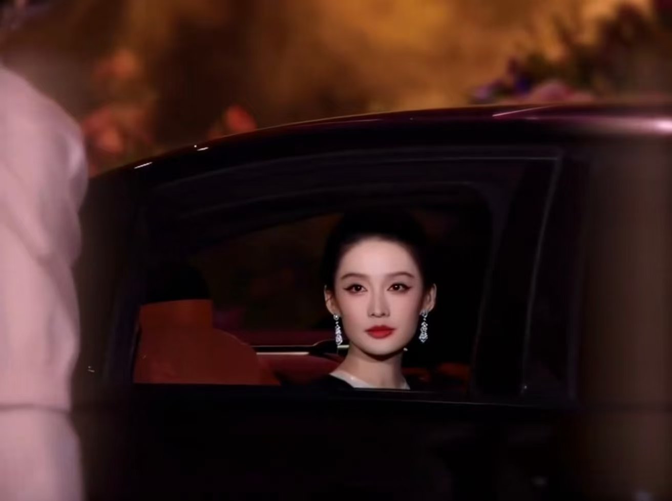李沁VOGUE下车神图李沁千金归来本体来了！李沁梦回千金归来 ​​​