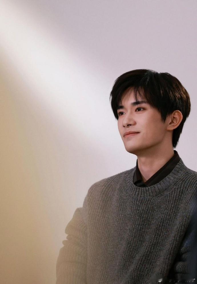 易烊千玺就这样迷倒所有人 他的气场真的太绝了！站在舞台中央，哪怕不说话，也能牢牢