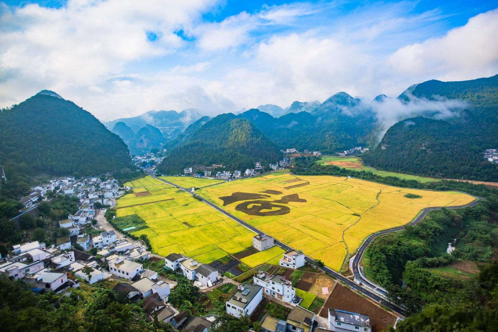 重庆的市民邀请你乘高铁来兴义耍嘿，各位重庆的老铁们！听说你们还在愁周末、假期没地