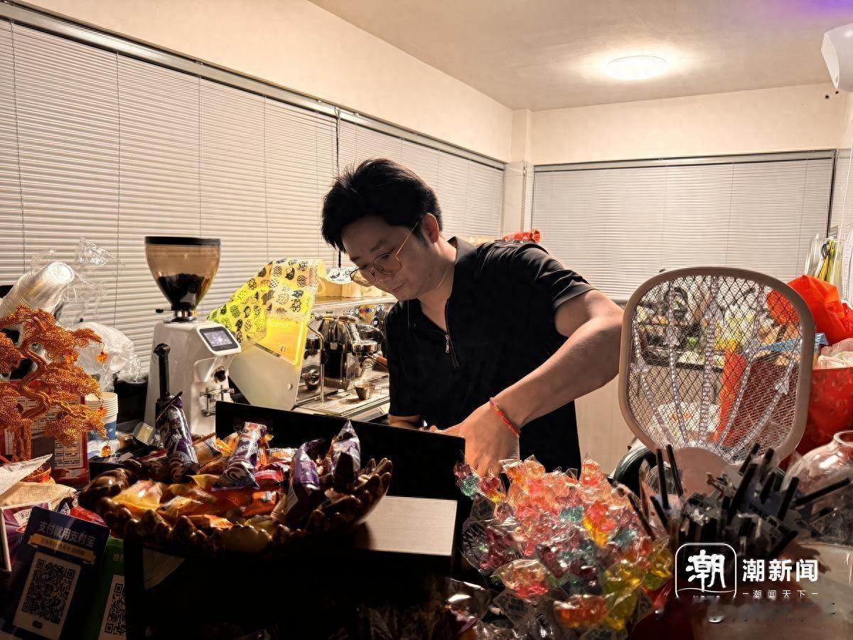 “尴尬死了！”浙江杭州，一茶咖老板想着趁世界杯期间大干一场，在店里精心布置了一番