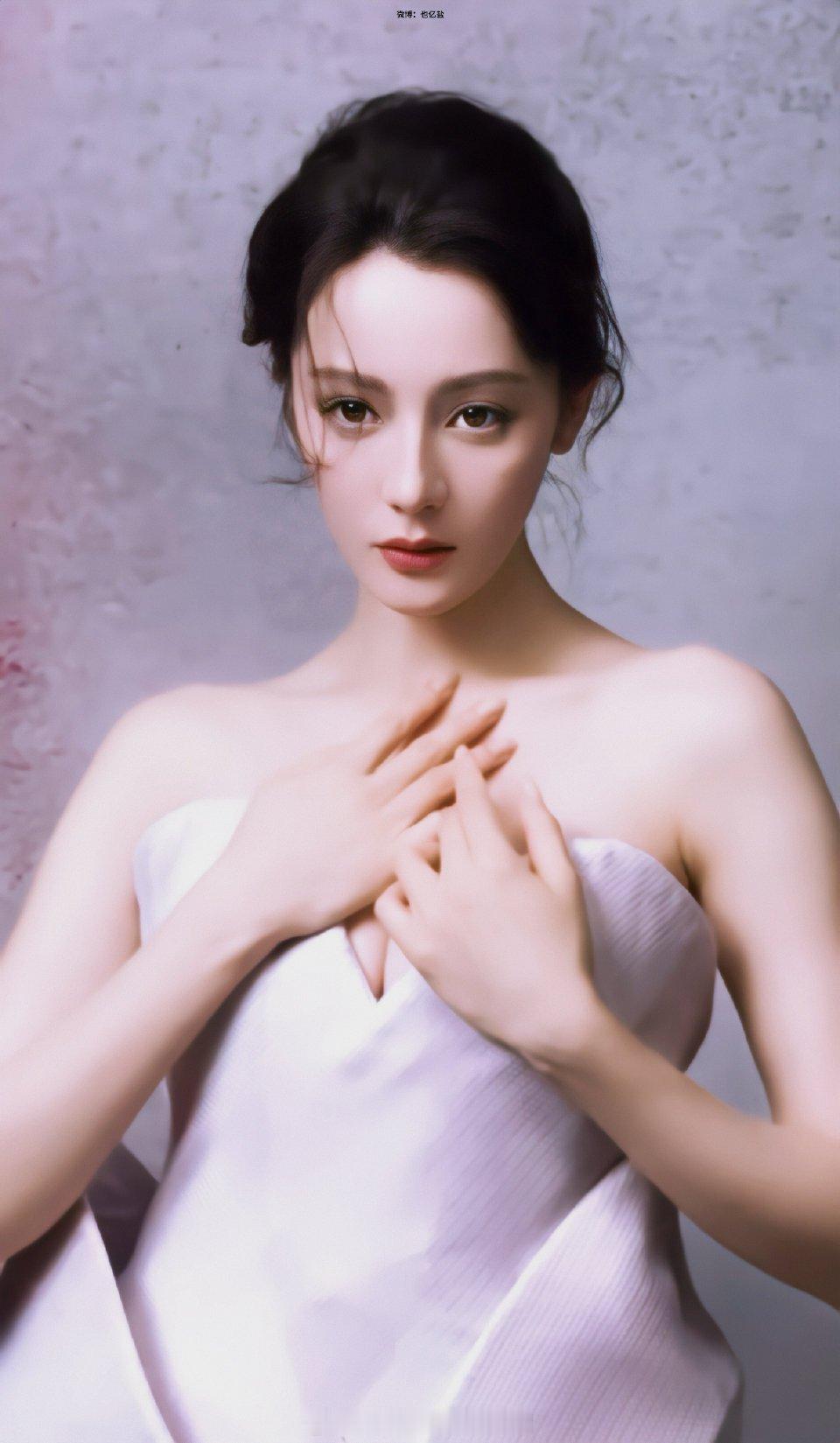 迪丽热巴二登vogue，时尚资源一骑绝尘，这次还是单人首封，90后首位解锁vog
