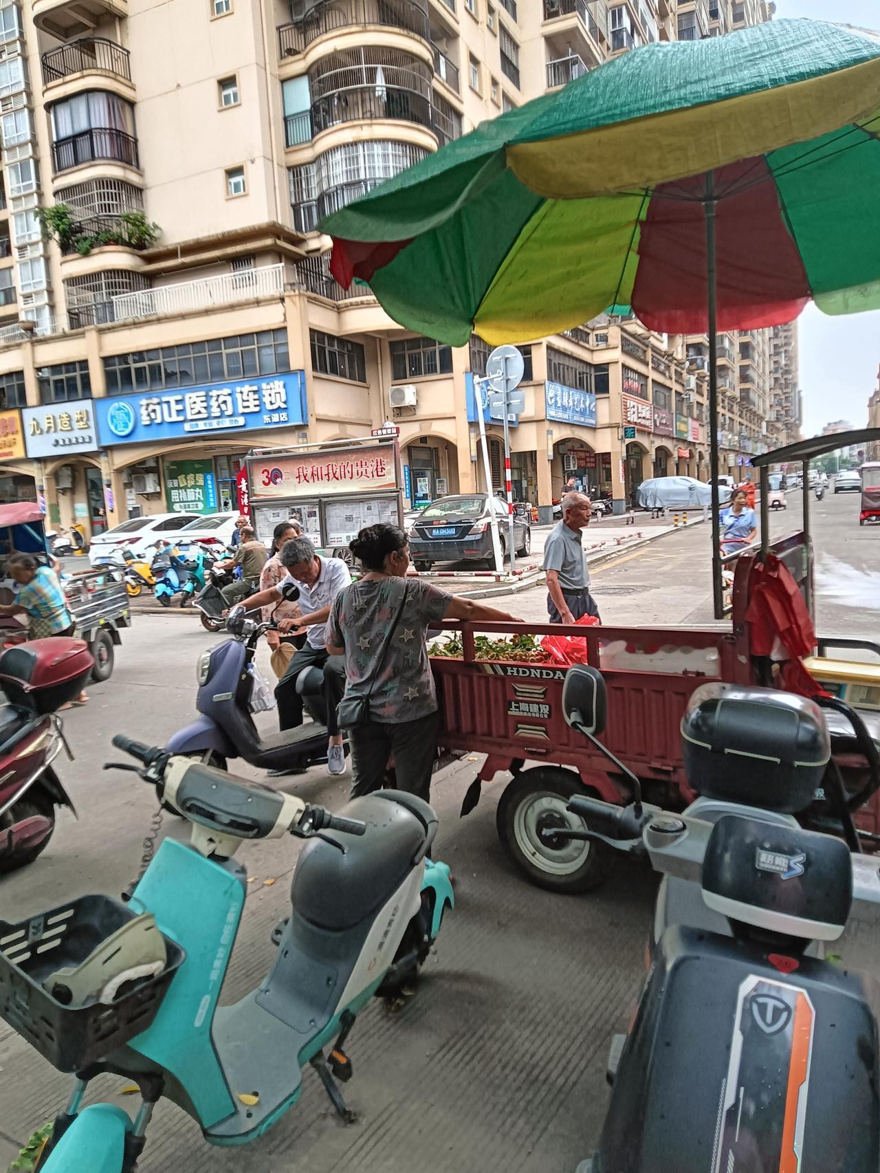 夏季也是水果收获集中季节，中午经过贵港市东湖公园附近见有鲜龙眼上市了。近距离观察