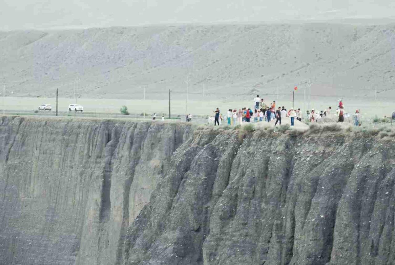 今天来到吐鲁番，没有想到阴天气温都有43℃，吃饭完晚上10点了外面气温还有40℃