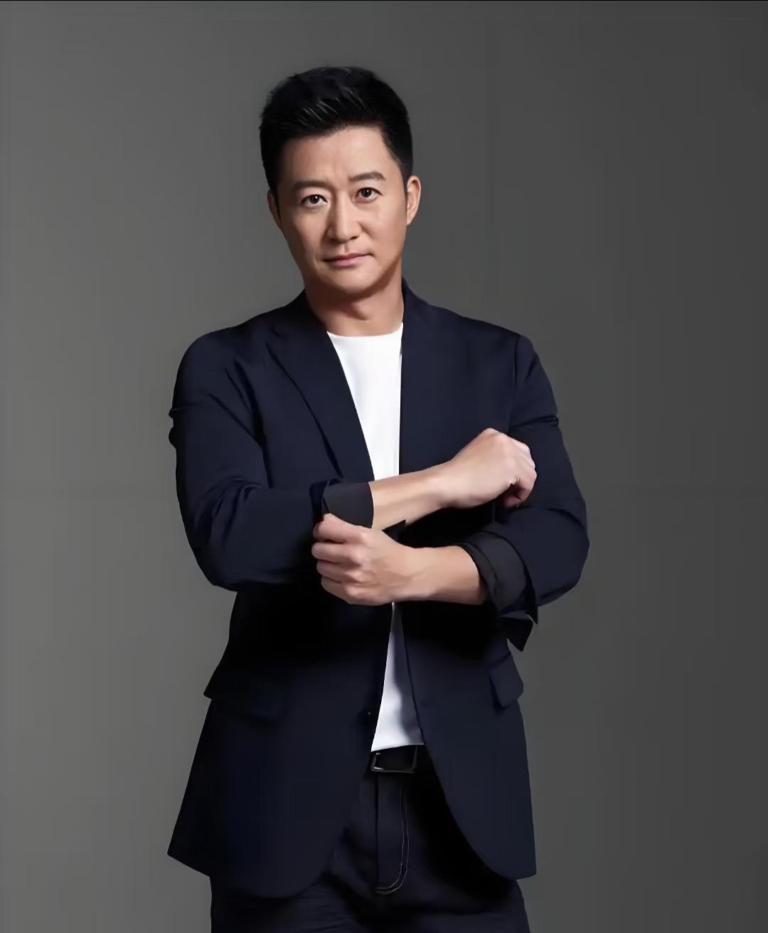 吴京暂时放下《战狼3》，转身扎进明朝军营磨了三个月刀。 前两部《战狼》票房超10