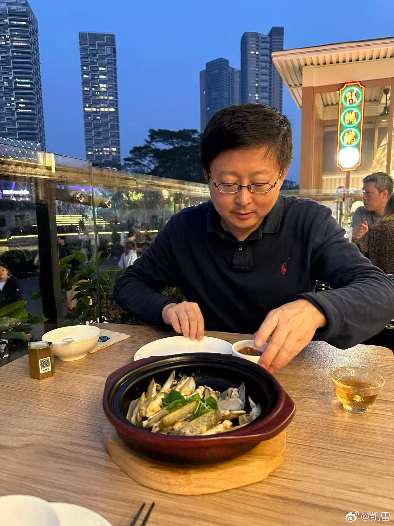 陈鹏鹏海鲜，真的好意外，也是潮汕菜真的是海上世界，人满为患，好幸运有一个临海的桌