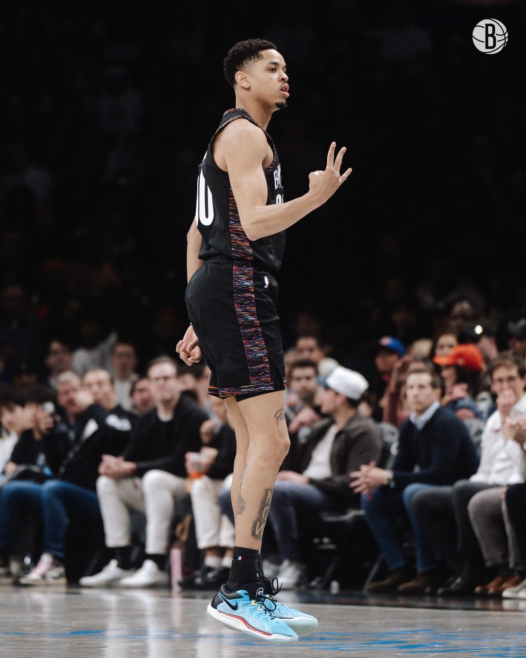 笑死，就直接撇给萨拉夫从后场扔一下，没投进给大家乐完了麦诺特又一个20+，6记三