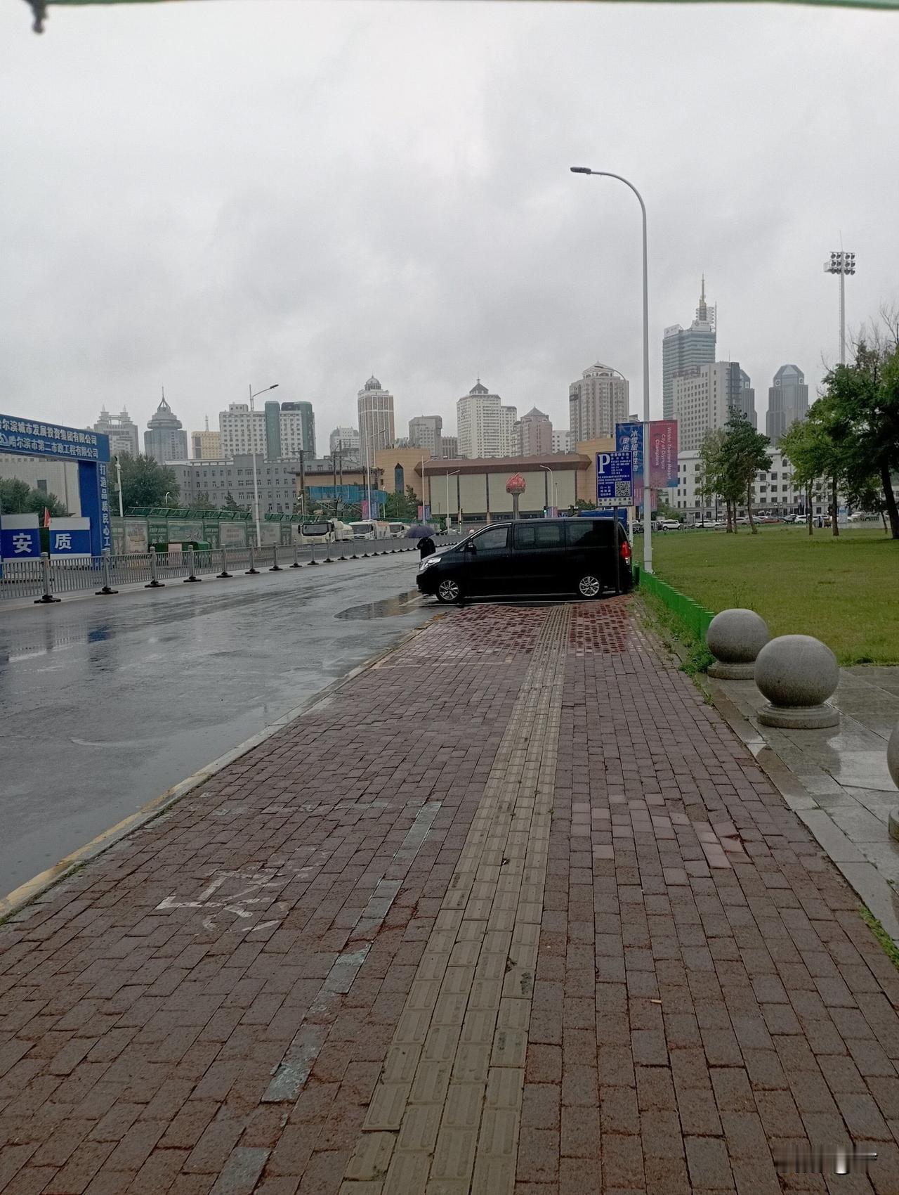 死寂！加拉加斯街头空无一人，爆炸声后宵禁锁城，美军夜袭留下焦糊味

全球揪心！委