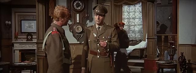 都说洋电影编剧甄思严密，令人佩服导演的构思严谨，不过，有的情节也是漏洞百出，成为