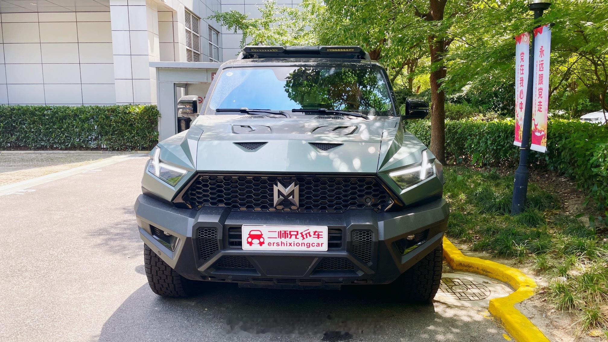 东风猛士917的外观给我的最直观的印象就是：它不应该出现在现实世界当中，而是应该