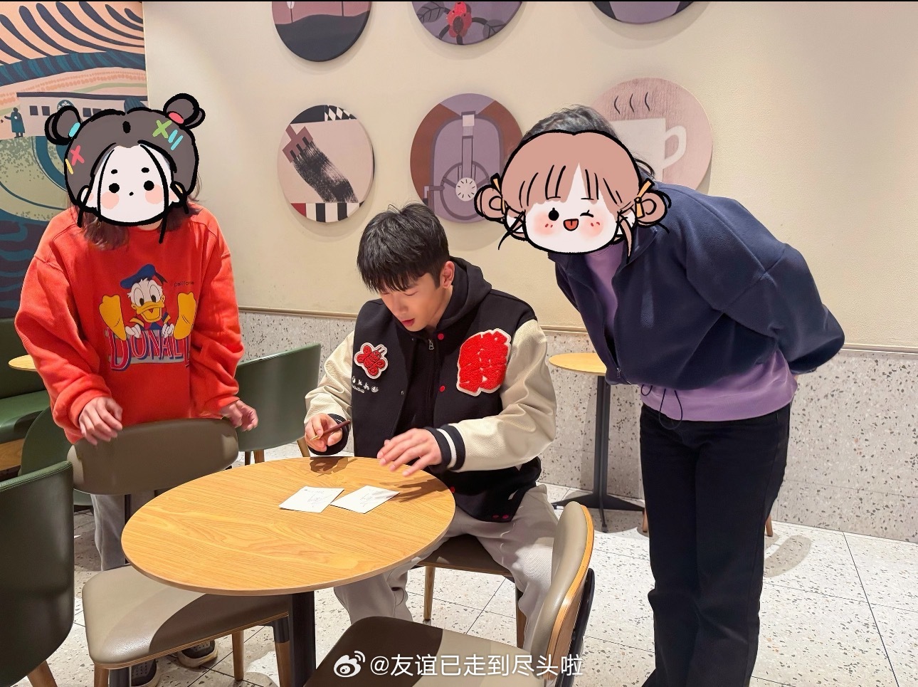 偶遇刘芮麟拍照被投诉 刘芮麟回复解释了，果然是有误会，看过他很多出去跟路人的合影