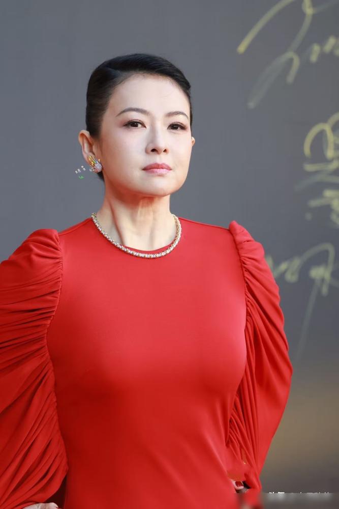 顶级电影脸的终点，竟然是倪萍老师？
 
活动生图里，章子怡的脸突然肿了。苹果肌像