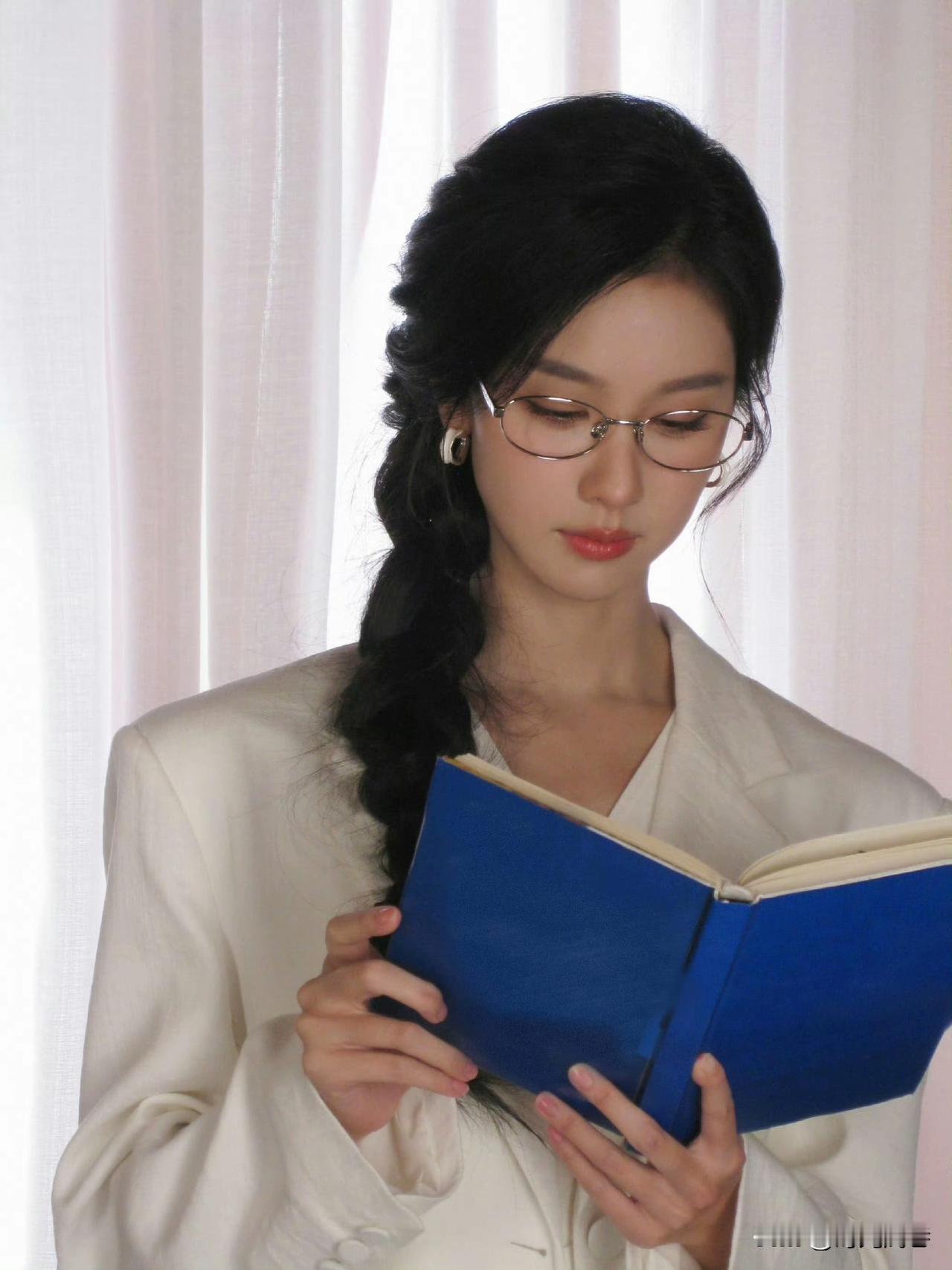 戴着眼镜认真看书的陈都灵。文静知性，颜值绝美，淑女范满满。当年她被评为校花果然实