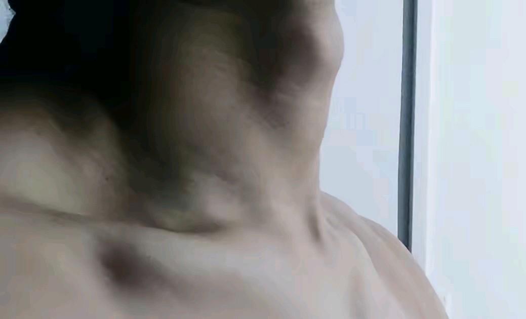 显摆一下又大又粗的喉结，真的是又大又突，男人都希望自己能有这样的一个又大又性感的
